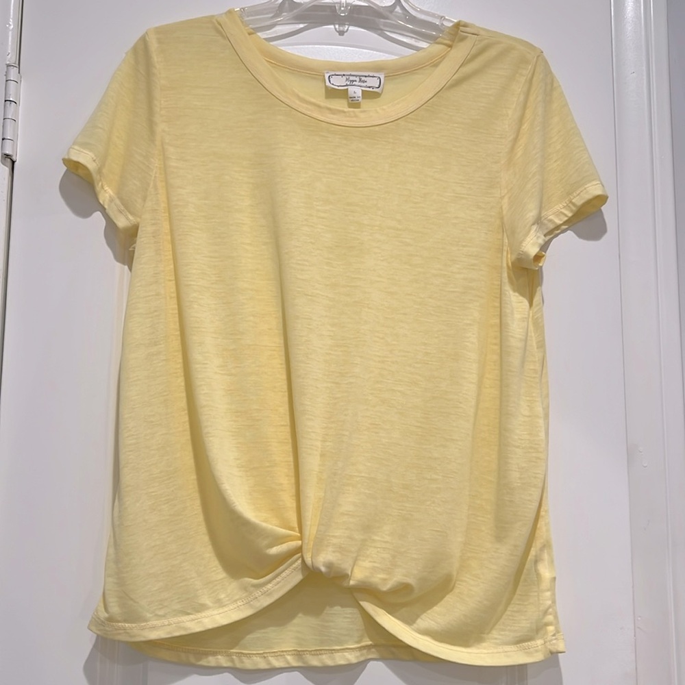 💛NWOT Light Yellow Lightweight Super Soft Tee Shirt in Size Large